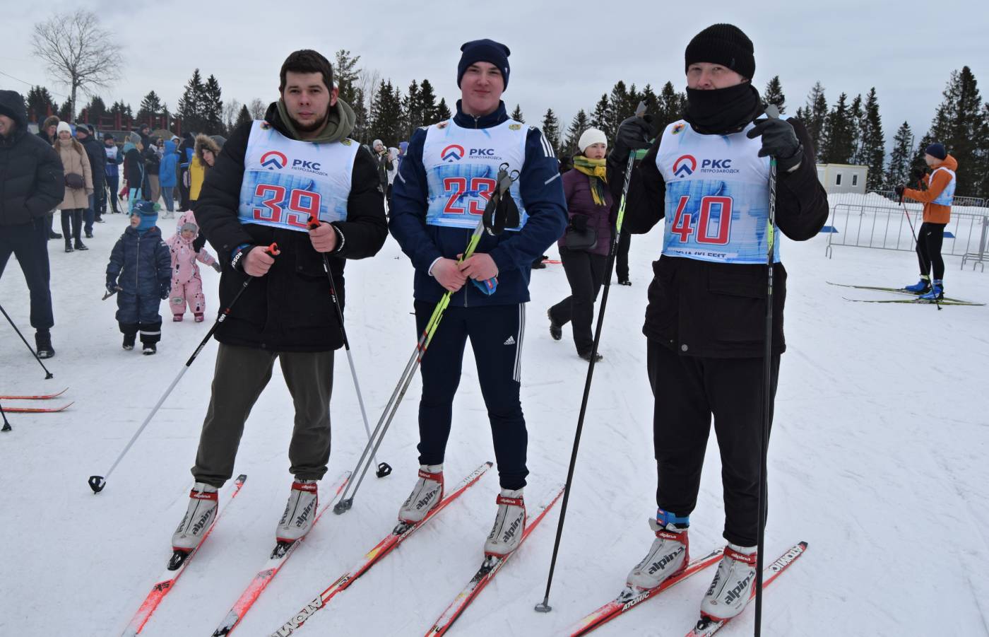 Участники лыжной гонки на 2 км среди мужчин
